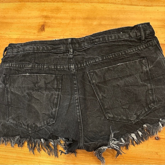 Pacsun The Frayed Mid Rise Black Denim shorts size 6 - Picture 2 of 5